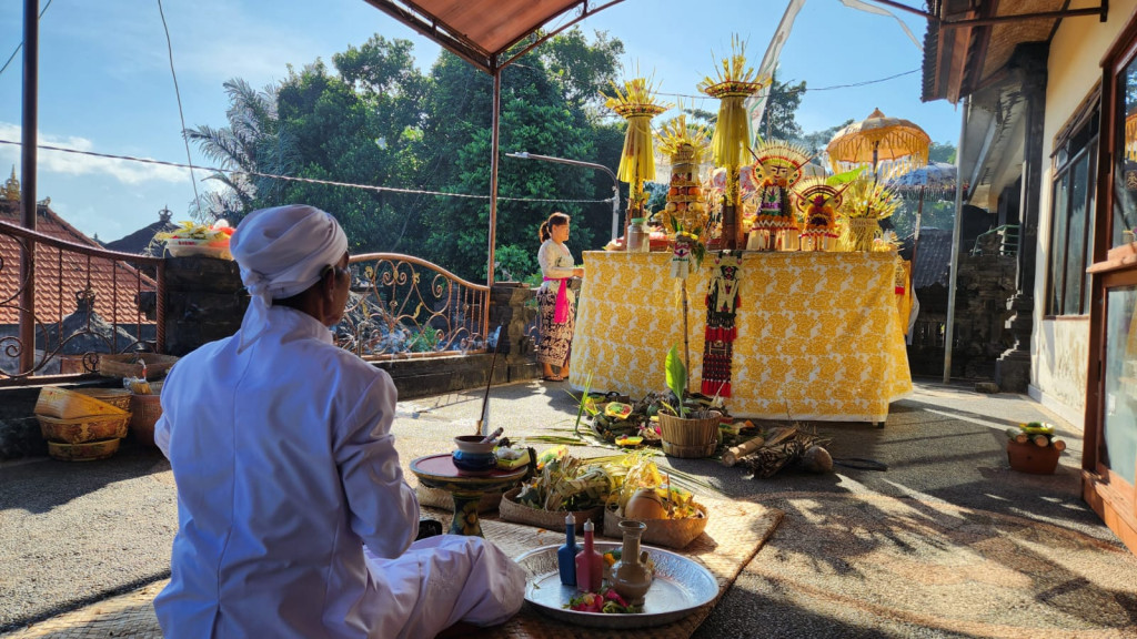 PIODALAN KANTOR DESA ANGANTAKA BERTEPATAN DENGAN HARI SARASWATI